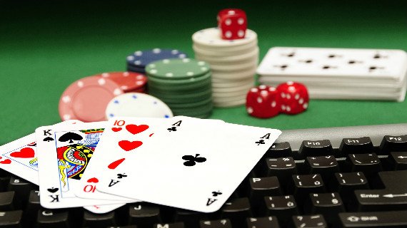 Here Are 8 Reasons Why People Prefer to Play at Online Casinos